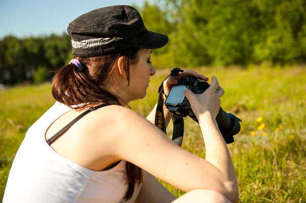 Fotógrafo de naturaleza toma fotos — Foto de Stock