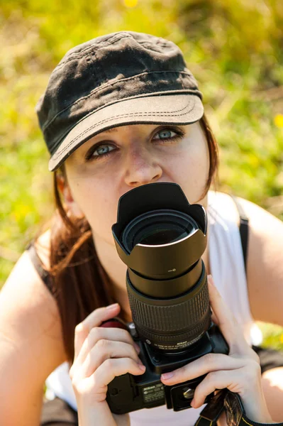 Natura fotograf robi zdjęcia — Zdjęcie stockowe