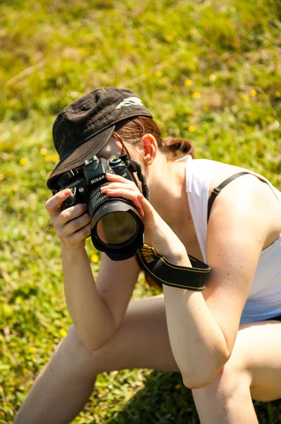 Natura fotograf robi zdjęcia — Zdjęcie stockowe