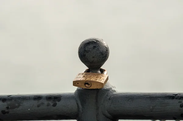 Cortado um cadeado para a ponte — Fotografia de Stock