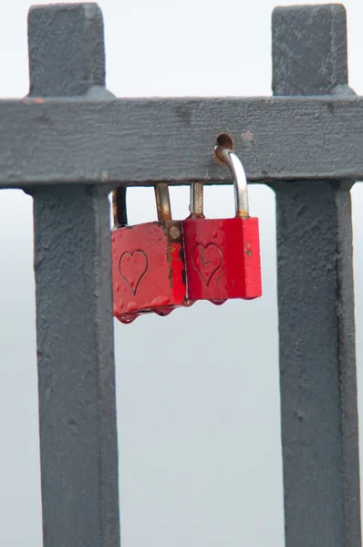 Oříznuté visací zámek a most — Stock fotografie