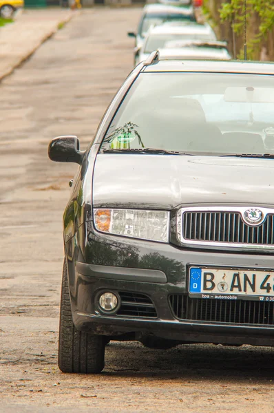 Dize sokakta park edilmiş arabalar — Stok fotoğraf
