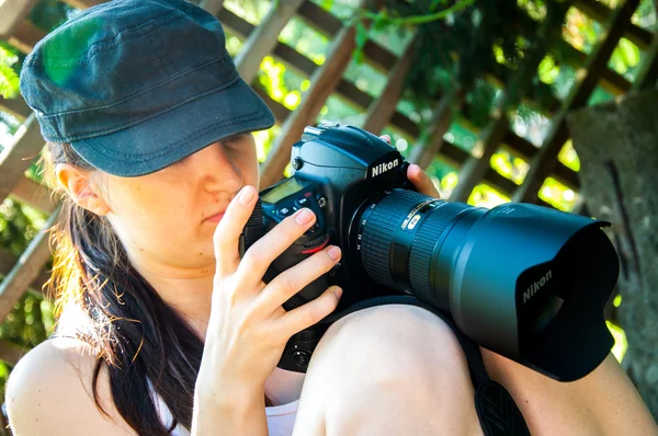 Fotógrafo de naturaleza toma fotos — Foto de Stock