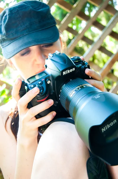 Nature photographer takes pictures — Stock Photo, Image