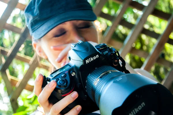 Fotógrafo de naturaleza toma fotos —  Fotos de Stock