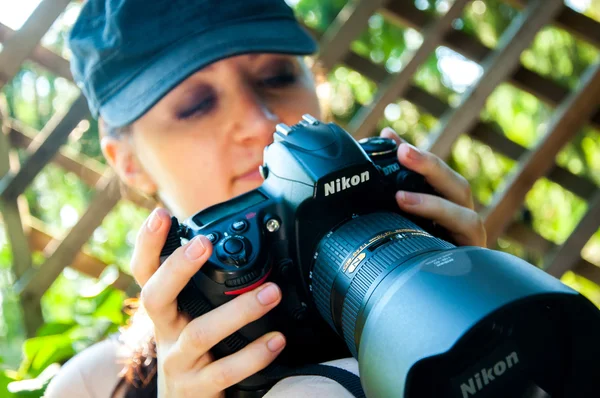 Fotógrafo de naturaleza toma fotos —  Fotos de Stock