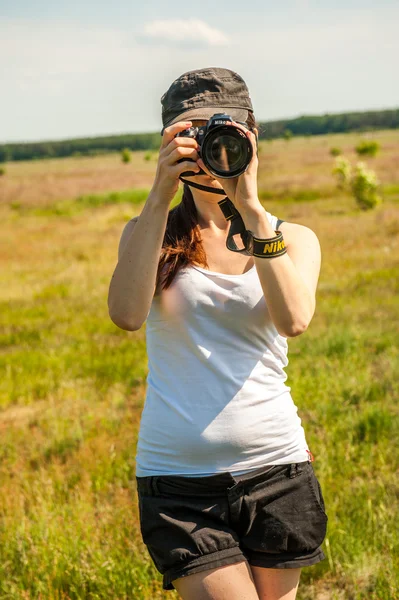 Photographe de la nature prend des photos — Photo