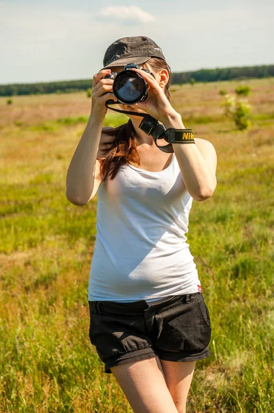 Fotógrafo de naturaleza toma fotos — Foto de Stock