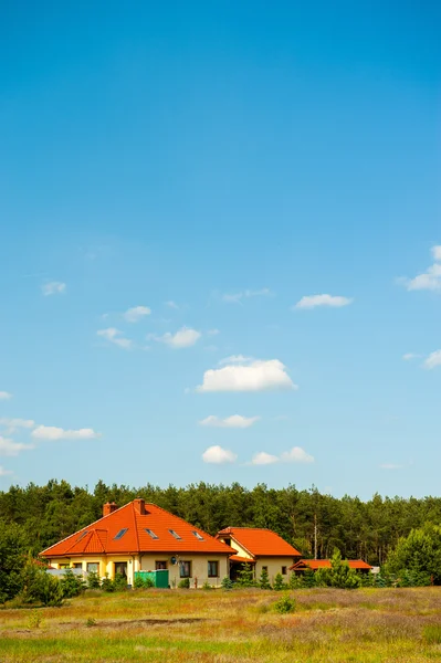 Ev arasında meadows — Stok fotoğraf