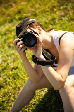 doğa fotoğrafçısı fotoğraf çeker