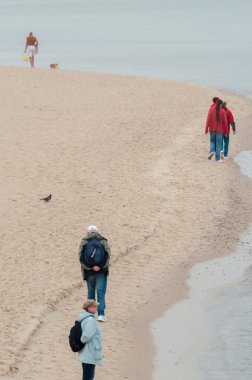Denizde yürüyen uzun yürüyüşe çıkan kimse