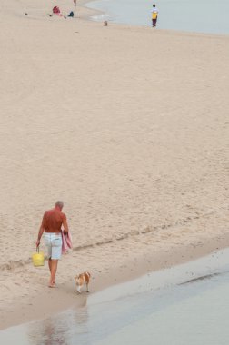 Denizde yürüyen uzun yürüyüşe çıkan kimse