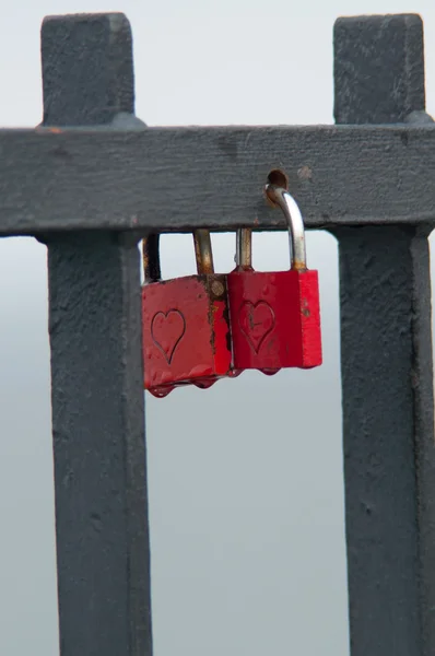 Agganciato un lucchetto al ponte — Foto Stock