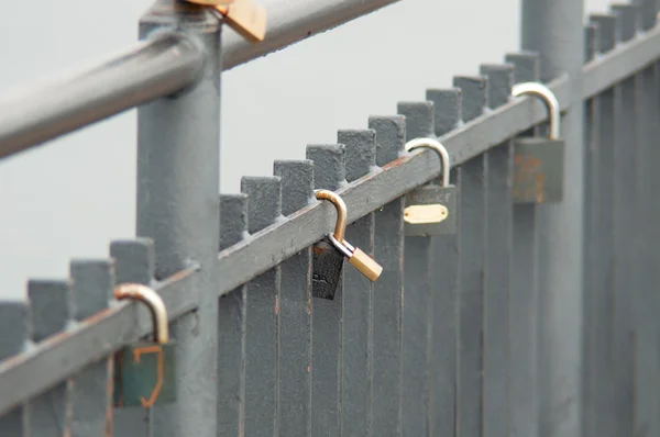 Agganciato un lucchetto al ponte — Foto Stock