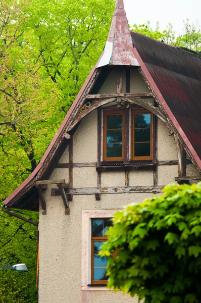 Vieille maison abandonnée dans les bois — Photo