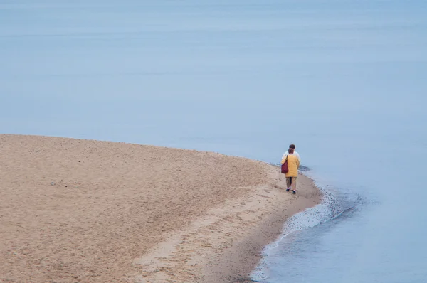 Tourists walking on the beach — Stock Photo, Image