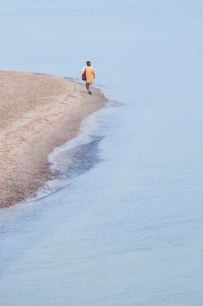 Turistas caminhando na praia — Fotografia de Stock