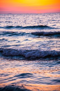 zakenvrouw maken een wens gemengd ras geïsoleerd wit