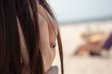 Kumsalda yürüyen turistler