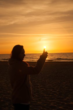 Kumsalda yürüyen turistler