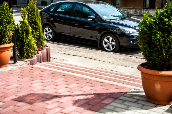 Voiture garée dans la rue — Photo