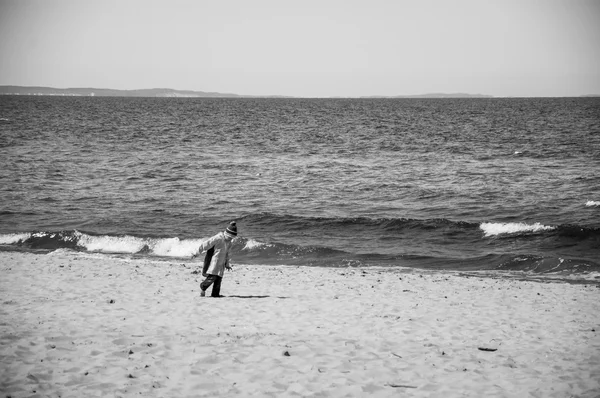 Turistas caminhando na praia — Fotografia de Stock