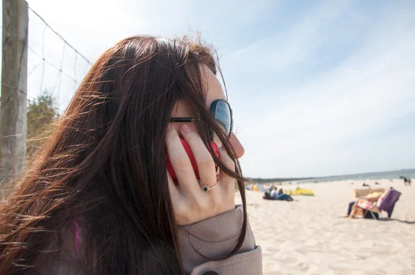 Touristes marchant sur la plage — Photo