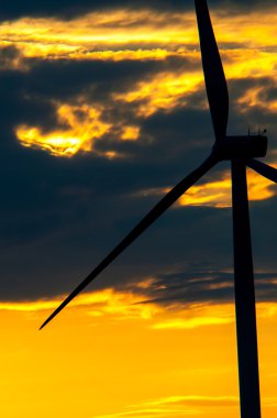 Günbatımında rüzgar türbinleri