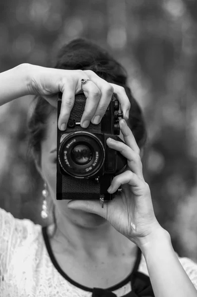 Brünette Mädchen und Retro-Kamera — Stockfoto