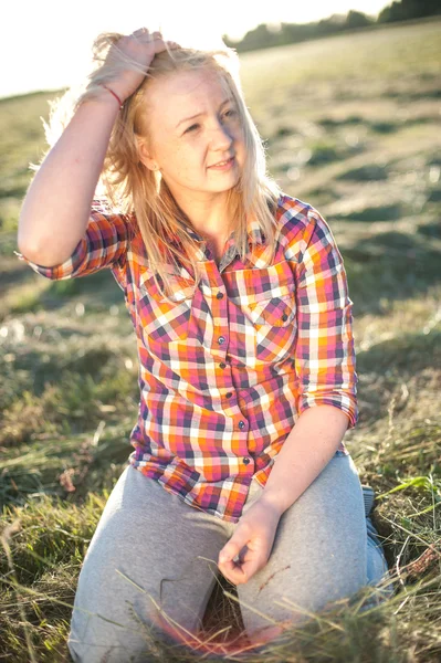 Portret van sproeterig blonde buiten — Stockfoto