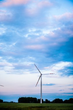 Günbatımında rüzgar türbinleri