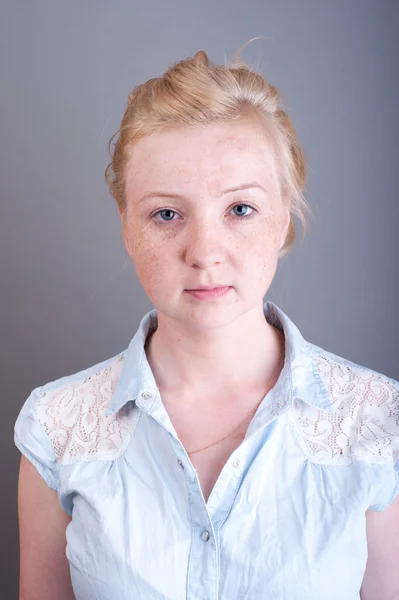 Retrato de estudio de rubia pecosa —  Fotos de Stock