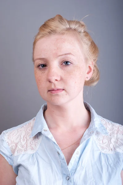 Retrato de estudio de rubia pecosa —  Fotos de Stock