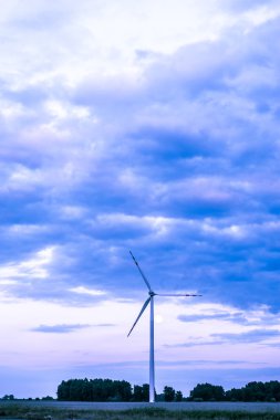 Günbatımında rüzgar türbinleri