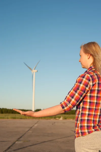 Vrouw en windturbine — Stockfoto