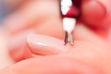 Kız deri çivi keser.