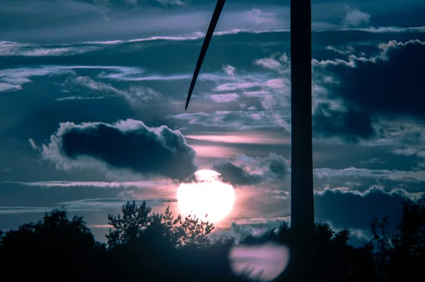 Windkraftanlagen bei Sonnenuntergang — Stockfoto