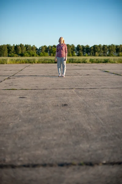 Portrét pihovatý blondýna mimo — Stock fotografie