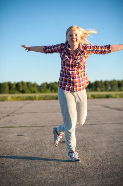 Portrét pihovatý blondýna mimo — Stock fotografie