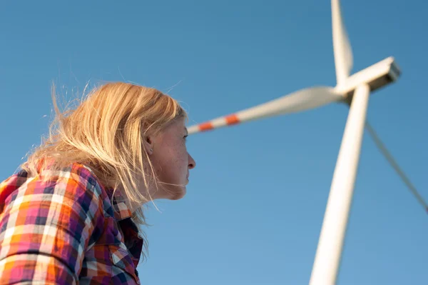Vrouw en windturbine — Stockfoto