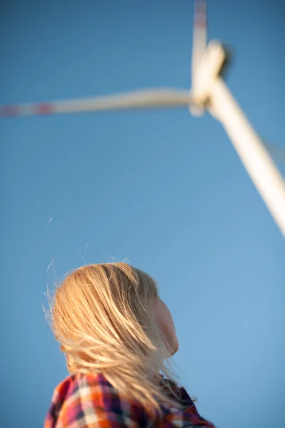 Kobieta i windturbine — Zdjęcie stockowe