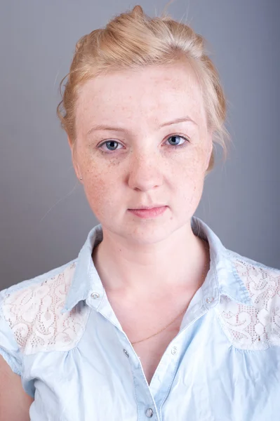 Studio portret van sproeterig blonde — Stockfoto