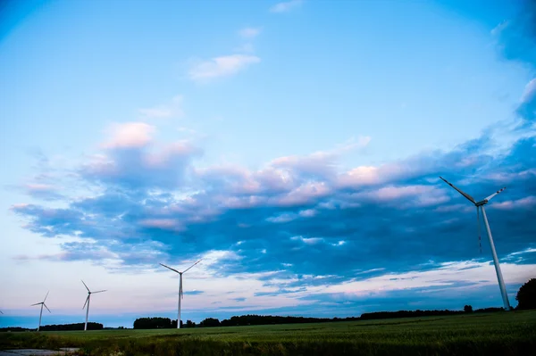 Windkraftanlagen bei Sonnenuntergang — Stockfoto