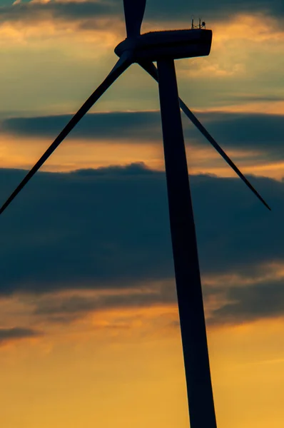 日没時の風力タービン — ストック写真