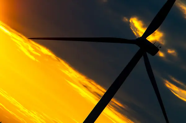 Windturbines bij zonsondergang — Stockfoto