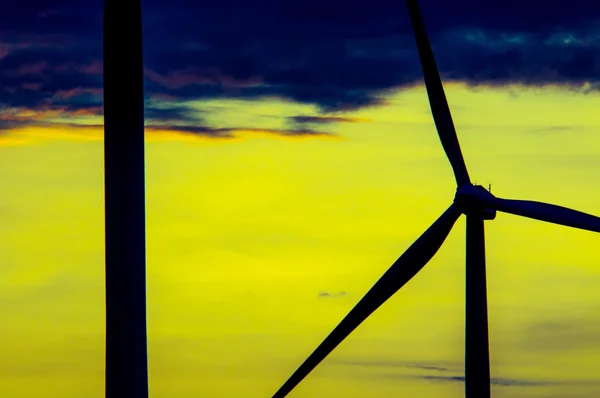 Windkraftanlagen bei Sonnenuntergang — Stockfoto