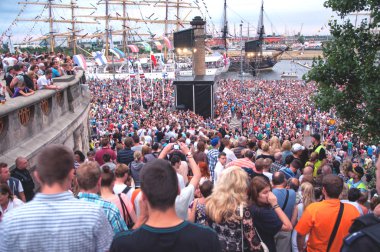 final 2013 boylu soylu Yelkenliler yarışları sırasında kalabalık caddeleri-Szczecin