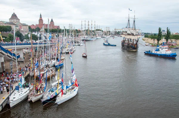 Barcos altos navegando en el río Odra en Szczecin durante la final de The Tall Ships Races 2013 en Szczecin — Foto de Stock