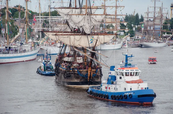 Высокие корабли, плывущие по реке Одре в Щецине во время финала гонок "Высокие корабли 2013" в Щецине — стоковое фото