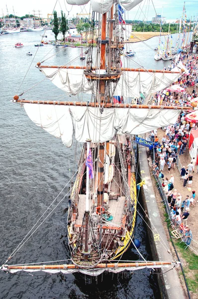 Tall ships sailing on Odra river in Szczecin during the final of The Tall Ships Races 2013 in Szczecin — Stock Photo, Image